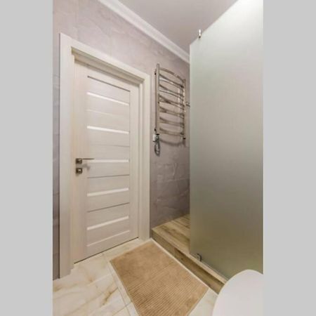 Новые Светлые Апартаменты Метро Славутич Kiev Exterior foto
