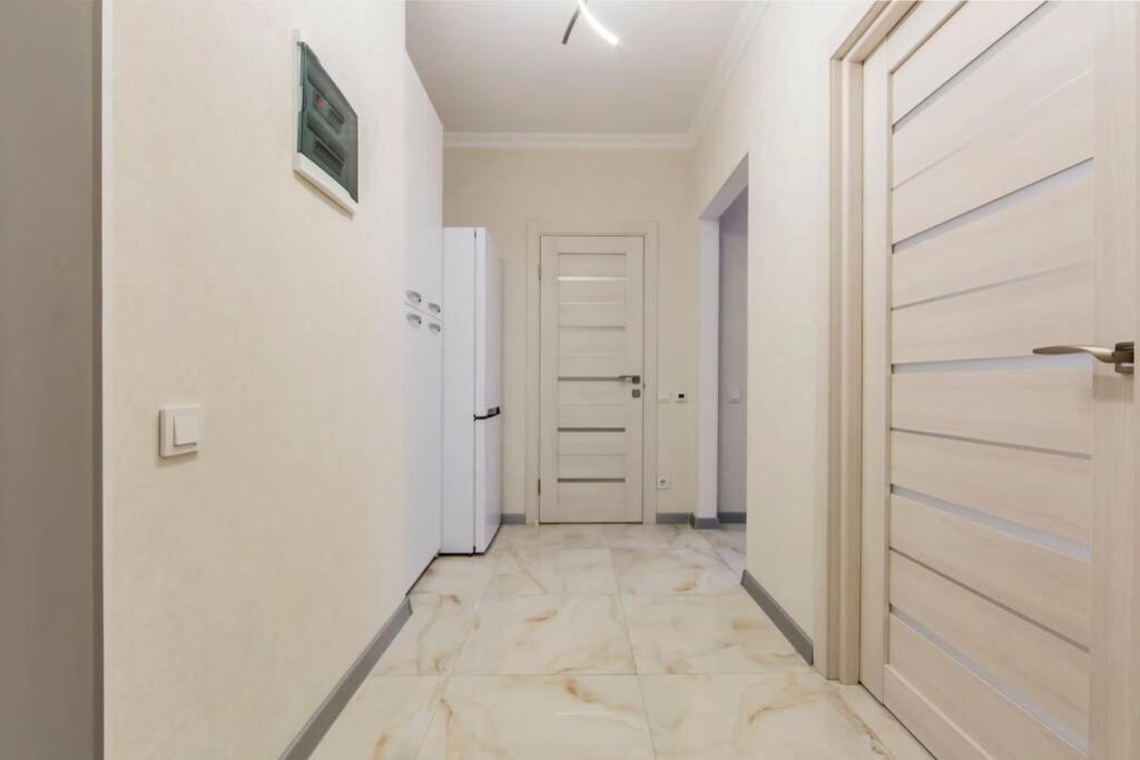 Новые Светлые Апартаменты Метро Славутич Kiev Exterior foto