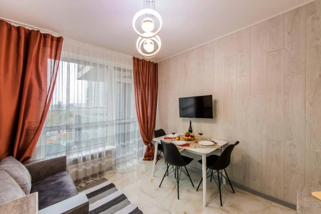 Новые Светлые Апартаменты Метро Славутич Kiev Exterior foto