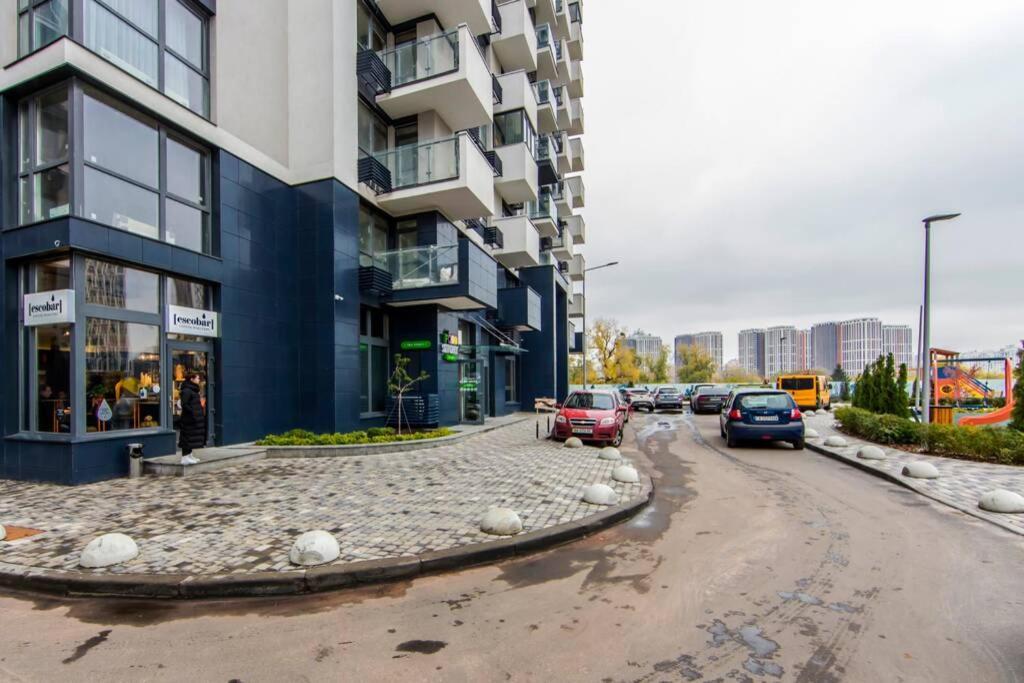 Новые Светлые Апартаменты Метро Славутич Kiev Exterior foto