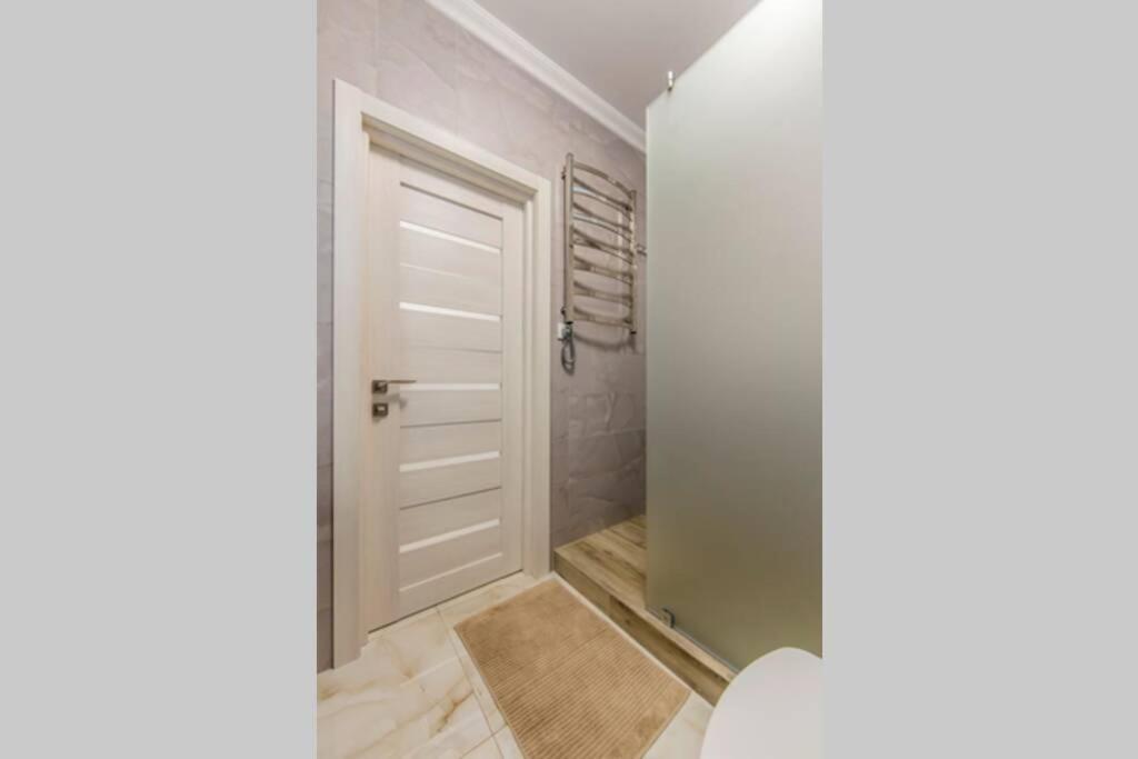 Новые Светлые Апартаменты Метро Славутич Kiev Exterior foto