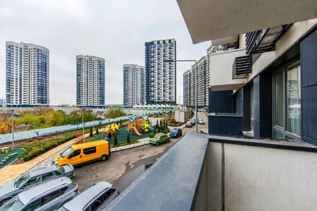 Новые Светлые Апартаменты Метро Славутич Kiev Exterior foto