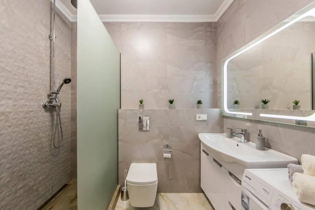Новые Светлые Апартаменты Метро Славутич Kiev Exterior foto