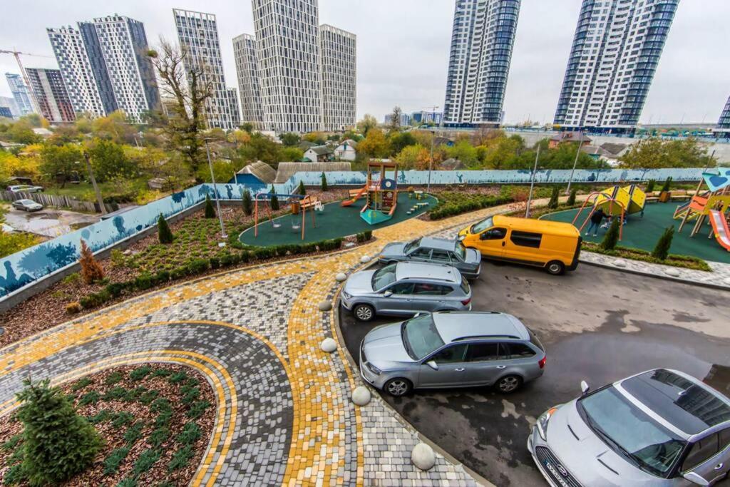 Новые Светлые Апартаменты Метро Славутич Kiev Exterior foto