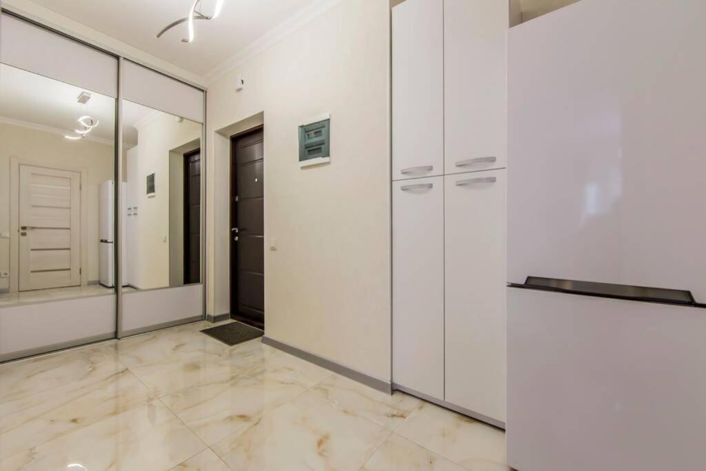 Новые Светлые Апартаменты Метро Славутич Kiev Exterior foto