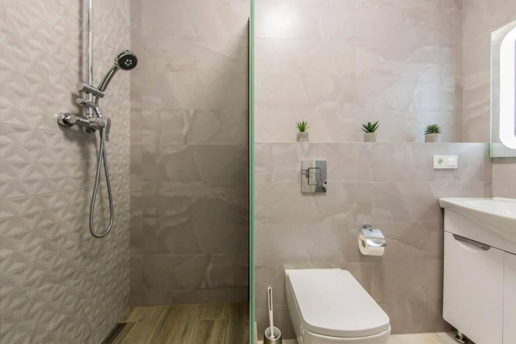 Новые Светлые Апартаменты Метро Славутич Kiev Exterior foto