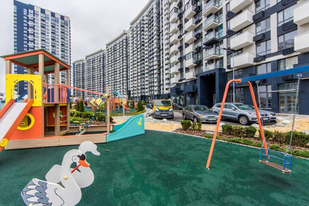 Новые Светлые Апартаменты Метро Славутич Kiev Exterior foto