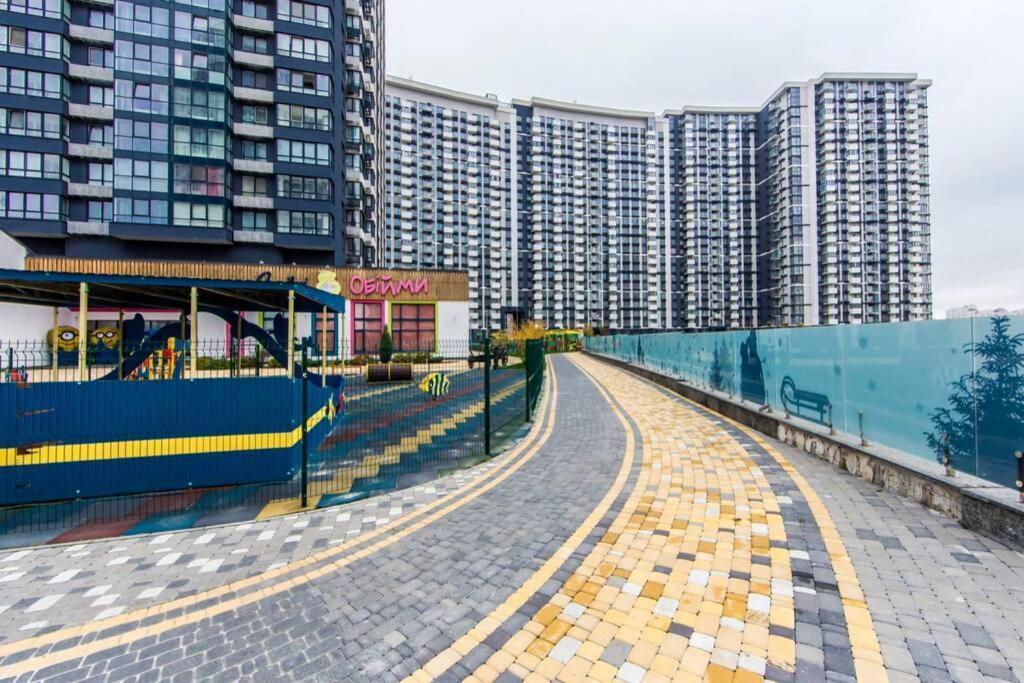 Новые Светлые Апартаменты Метро Славутич Kiev Exterior foto